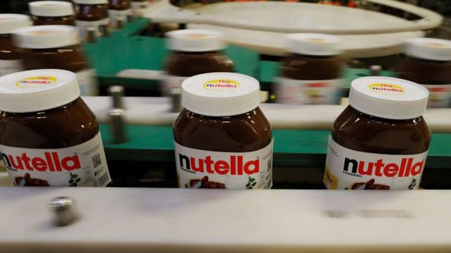 La Nutella cambia ricetta ed è subito il caos in rete Dei barattoli di Nutella