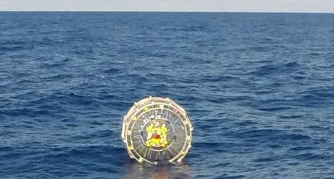 Uomo in una palla gonfiabile in mare Palla gonfiabile in cui un uomo tentava di raggiungere le Bermuda