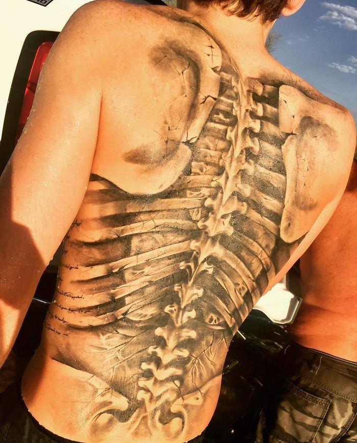 Tatuaggi per la spina dorsale, i più belli per la tua schiena