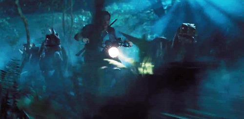 Chris Pratt in Jurassic World, inseguito da un gruppo di raptor