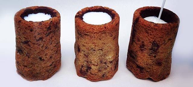 Cilindri biscotti con del latte al loro interno