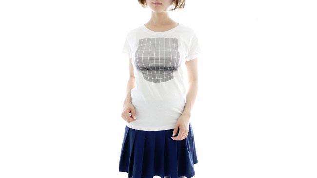 La T-shirt che dona alle "piatte" un seno generoso Gli effetti della T-shirt miracolosa ripresi frontalmente