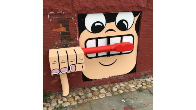 Una faccia si lava i denti