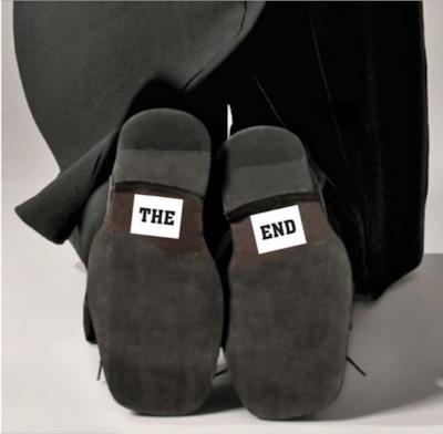 le scarpe dello sposo con una scritta simpatica