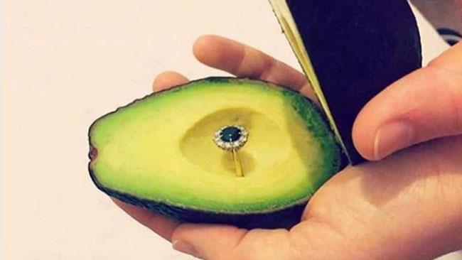 Proporsi con un avocado è il nuovo trend di Instagram La proposta di matrimonio con l'avocado