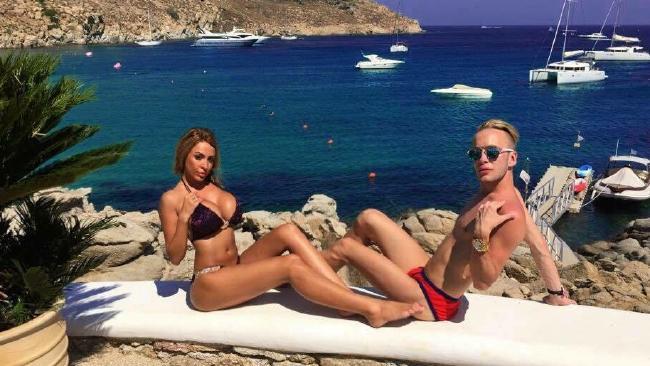 Coppia francese spende 300mila dollari in chirurgia per diventare Barbie e Ken