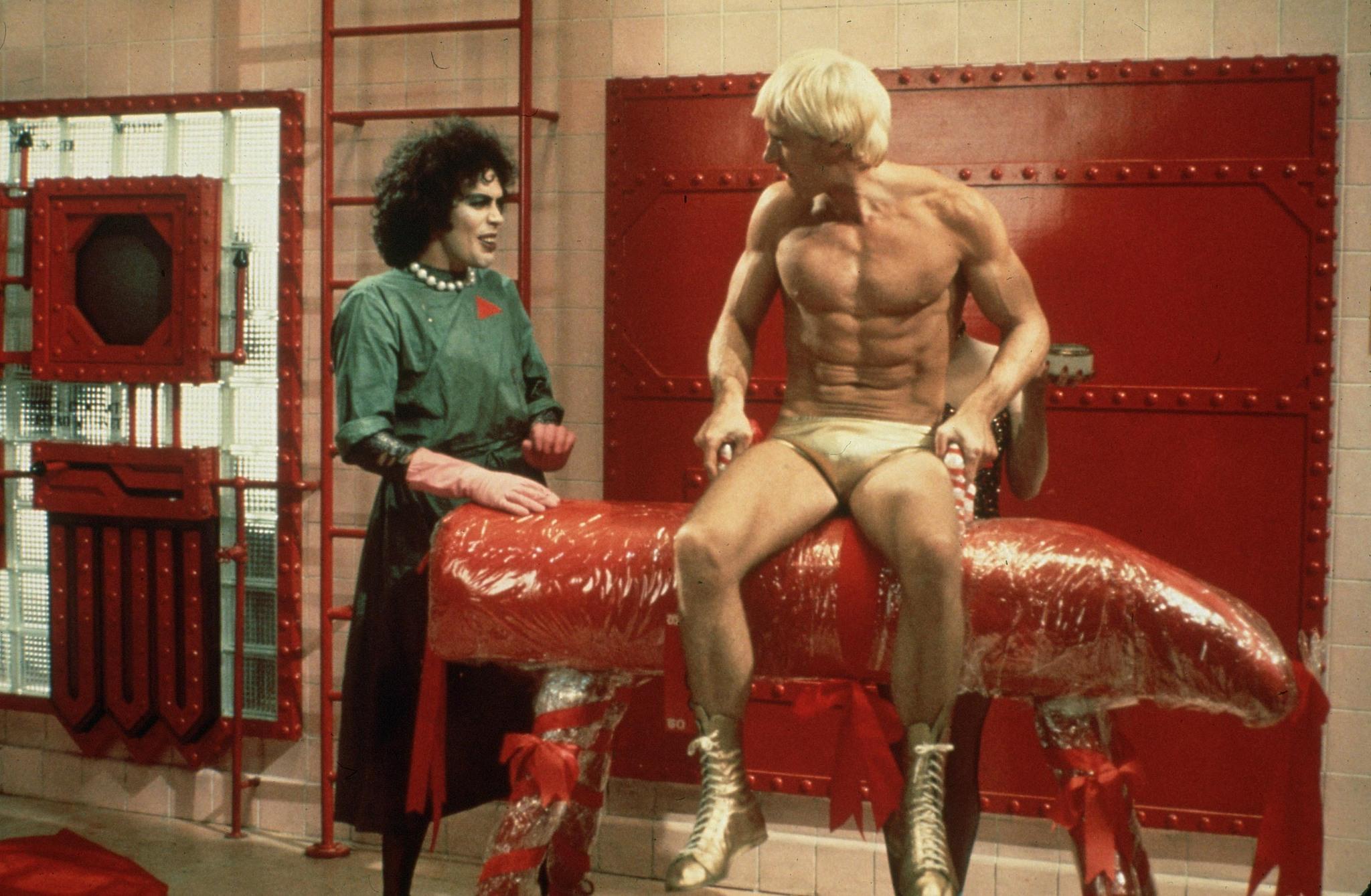 Tim Curry farà la voce narrante al remake TV del cult The Rocky Horror Picture Show