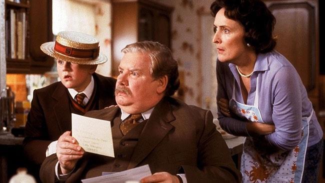 J. K. Rowling ha svelato perché i Dursley odiavano Harry e altri particolari sulla saga I Dursley nel loro odio per Harry Potter