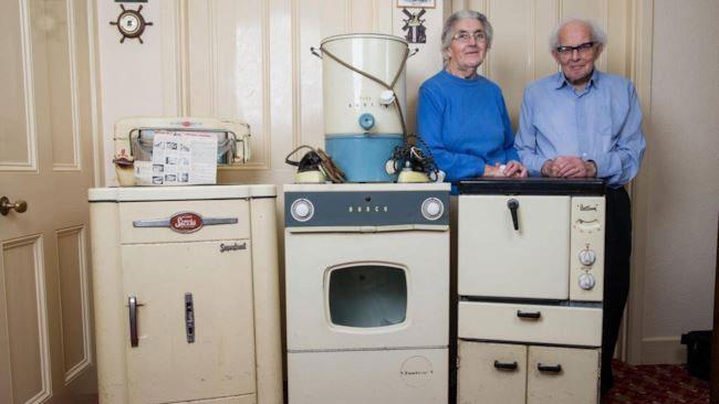 L'anziana coppia con i loro elettrdomestici La coppia di anziani