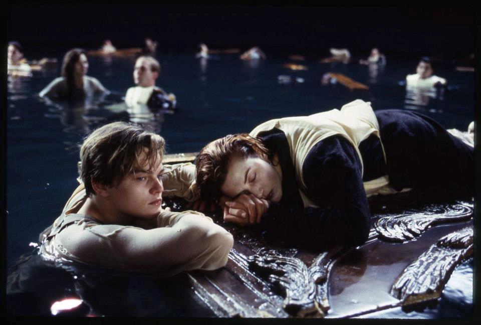 Leonardo di Caprio e Kate Winslet nella scena finale di Titanic