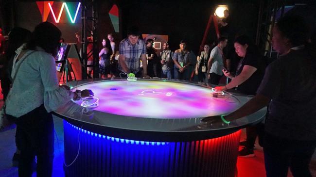 Sony presenta lo spettacolare hockey da tavolo virtuale L'hockey da tavolo virtuale in azione