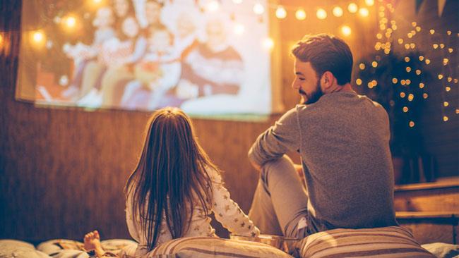 Immagini e frasi per la Festa del Papà, le migliori da condividere Un padre con la figlia - Immagini per la Festa del Papà