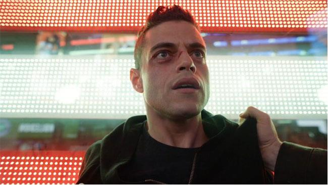Elliot, il protagonista della serie televisiva Sam Esmail in un frame tratto da Mr. Robot