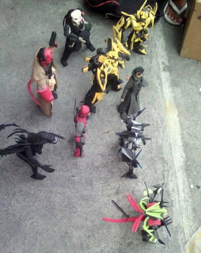 Le action figures create dalle ciabatte infradito