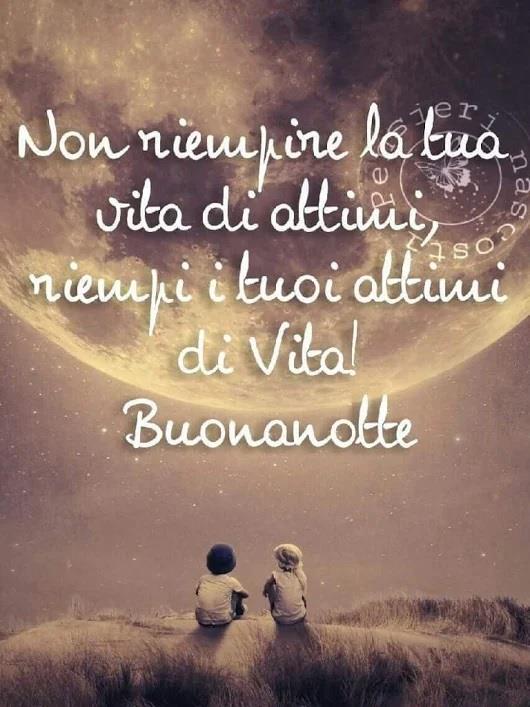 Due bambini sotto un cielo stellato