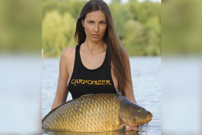 il calendario Carponizer unisce carpe e belle donne Copertina del calendario Carponizer