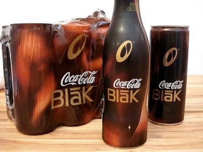 Una confezione di Coca Cola Blak