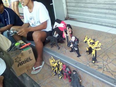 Le action figures create dalle ciabatte infradito