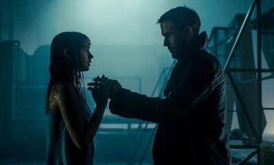 Joi e l'Agente K in una scena di Blade Runner 2049