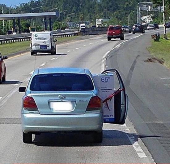 Una automobile a porte aperte in autostrada - Immagini divertenti da scaricare gratis