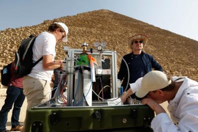 Gli addetti ai lavori ai piedi della Piramide