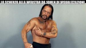 Davide di Porto fa vedere i muscoli duranto lo scherzo de Le Iene