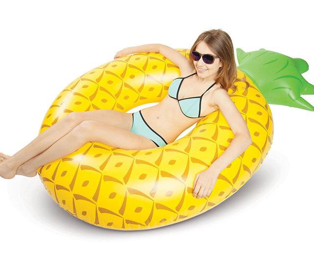 Una ragazza sdraiata sul materassino ananas