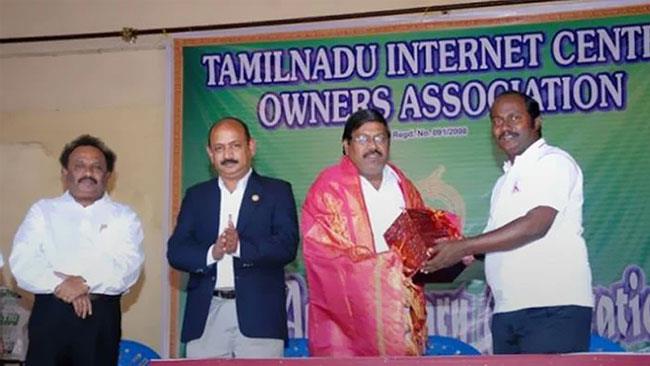 Uomo consegue 145 lauree diverse in 30 anni L'ennesima laurea di Parthiban