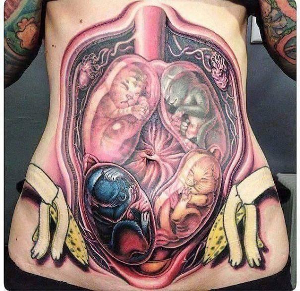 Un tatuaggio bruttissimo sulla pancia - I peggiori tatuaggi mai realizzati