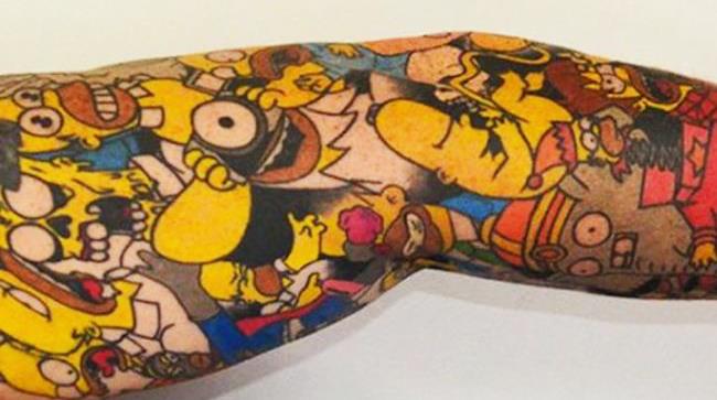 Lee Weir ha vinto il Guinnes per uomo con più tatuaggi di Homer Simpson sul corpo Braccio di Lee Weir, vincitore di un World Record per aver 41 volte tatuato Homer Simpson