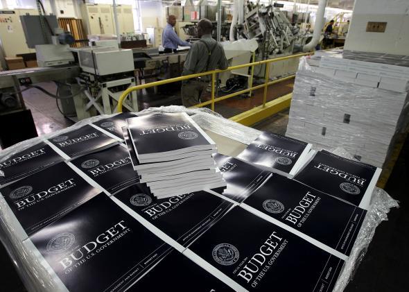 Se si stampassero i documenti in Garamond in USA risparmierebbero 400 milioni l'anno Pila di budget americani stampati con il font sbagliato