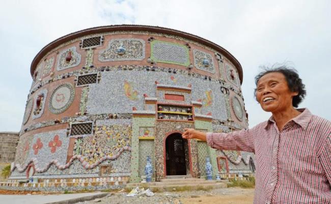 Donna cinese spende 900 mila dollari per una casa di ceramica Veduta dall'esterno della casa di ceramica