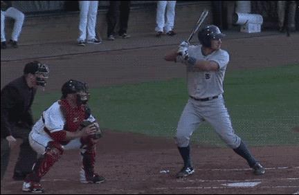 Un giocatore di baseball colpisce un altro con una pallina - Le GIF più divertenti da scaricare e condividere su Facebook e WhatsApp