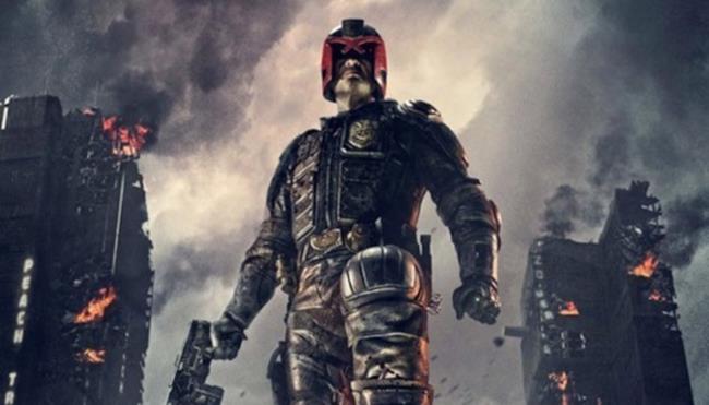 Dredd è pronto alla battaglia in un artwork dal film Karl Urban veste i panni di Judge Dredd in un'immagine dal film