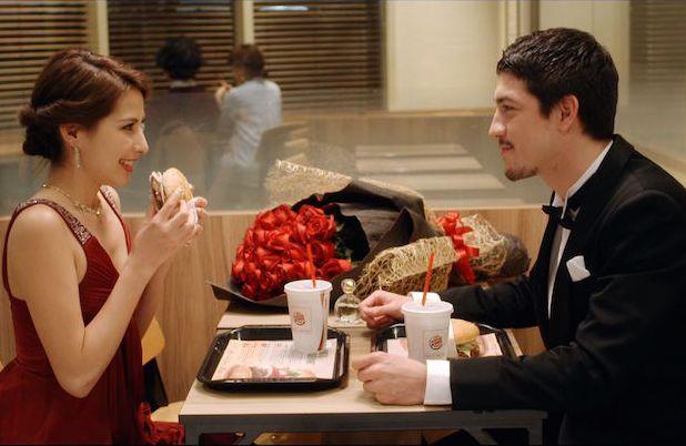 Coppia elegante in un ristorante Burger King