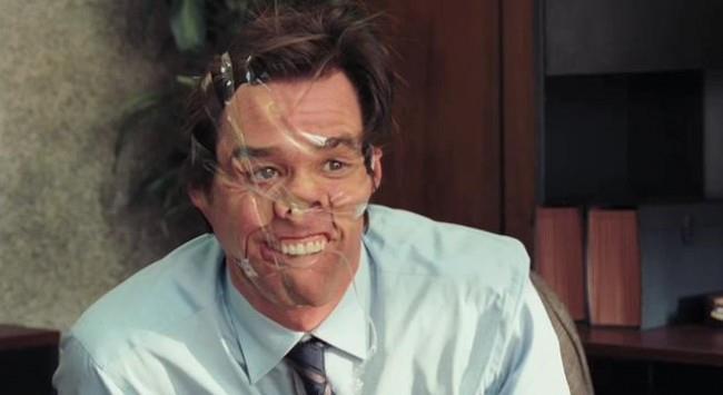 Jim Carrey con la faccia avvolta di scotch in Yes Men