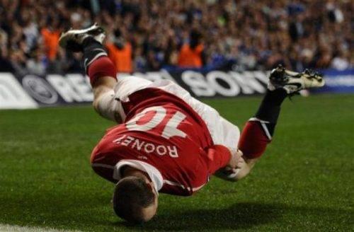 Rooney che cade rovinosamente