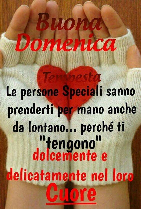 Due mani che offrono un cuore