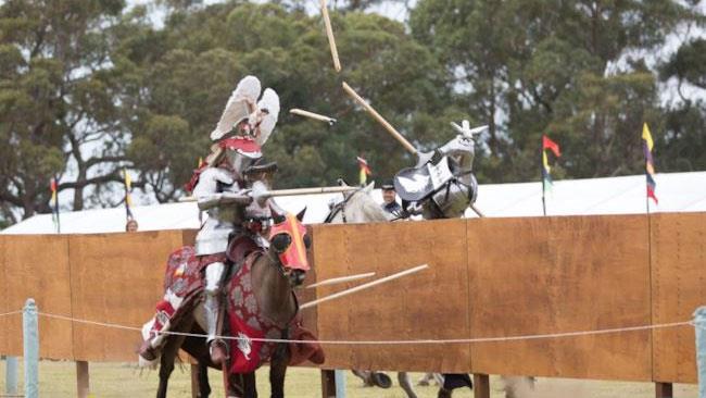 Le giostre medievali esistono ancora in Australia Due cavalieri si scontrano alle giostre