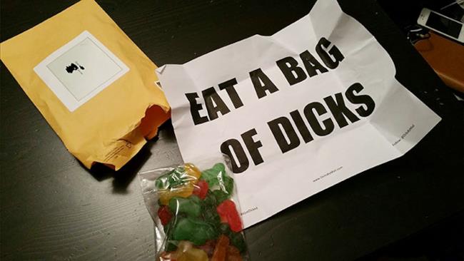 Dicks By Mail, il servizio che ti spedisce peni gommosi a casa Contenuto del pacco spedito da Bag Of Dicks