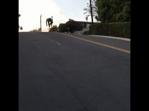 Un ciclista fa il funambolo - Le GIF più divertenti da scaricare e condividere su Facebook e WhatsApp