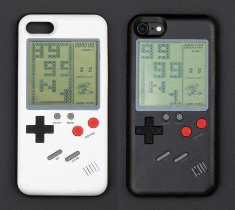 Il case che trasforma l'iPhone in Gameboy