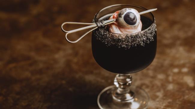 Il margarita servito con un vero occhio congelato di toro L'orrendo cocktail con l'occhio di toro congelato