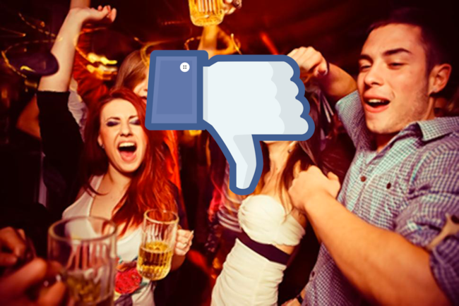 Facebook ha in sviluppo una IA che ti avviserà in caso di post imbarazzanti Gruppo di giovani ubriachi e un dislike di Facebook