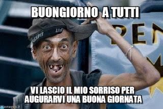 Un uomo senza denti augura il buongiorno