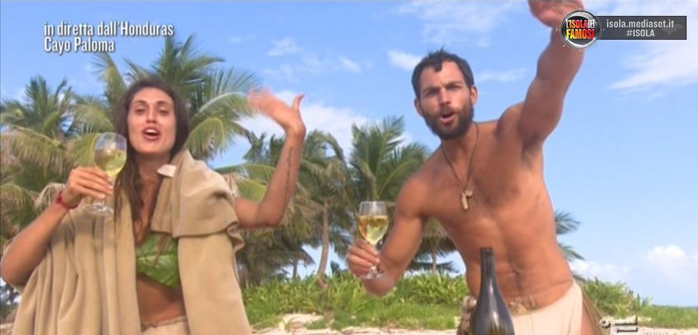 A Playa Desnuda, Cecilia a Brice diventano alcolizzati