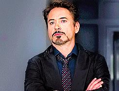 Tony Stark è annoiato dal discorso - GIF di reazione ai commenti, le più divertenti da usare su Whatsapp e Facebook