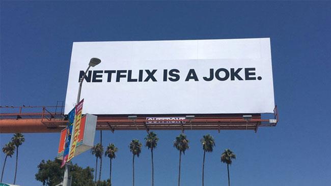 Il logo di Netflix in un cartello Un cartello pubblicitario di Netflix