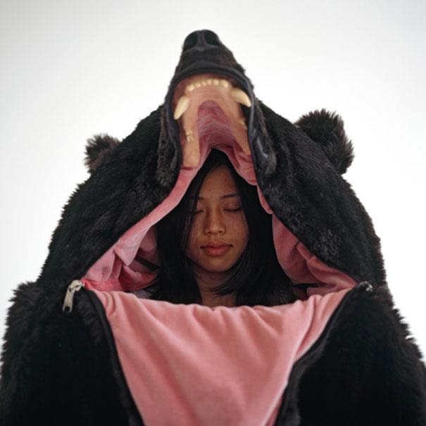 Lasciati divorare dal sacco a pelo a forma di orso di Eiko Ishizawa Il sacco a pelo a forma di orso di Eiko Ishizawa