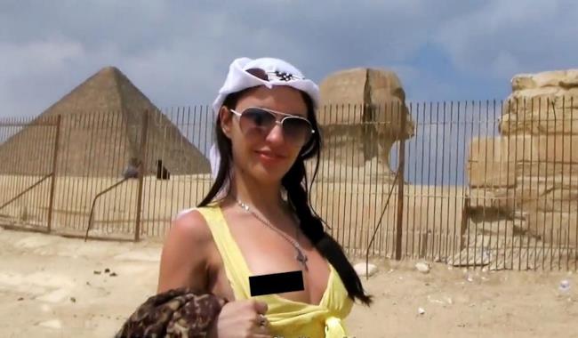 Una coppia filma un porno amatoriale alle Piramidi di Giza La protagonista del video porno alle piramidi di Giza